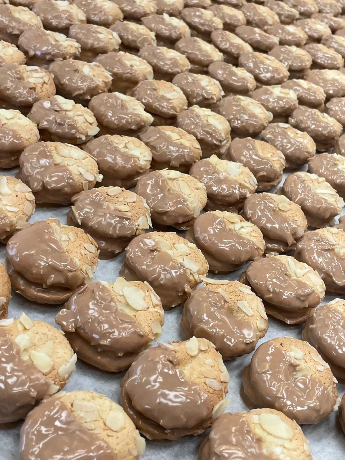 Vers gebakken koekjes op de bakplaat